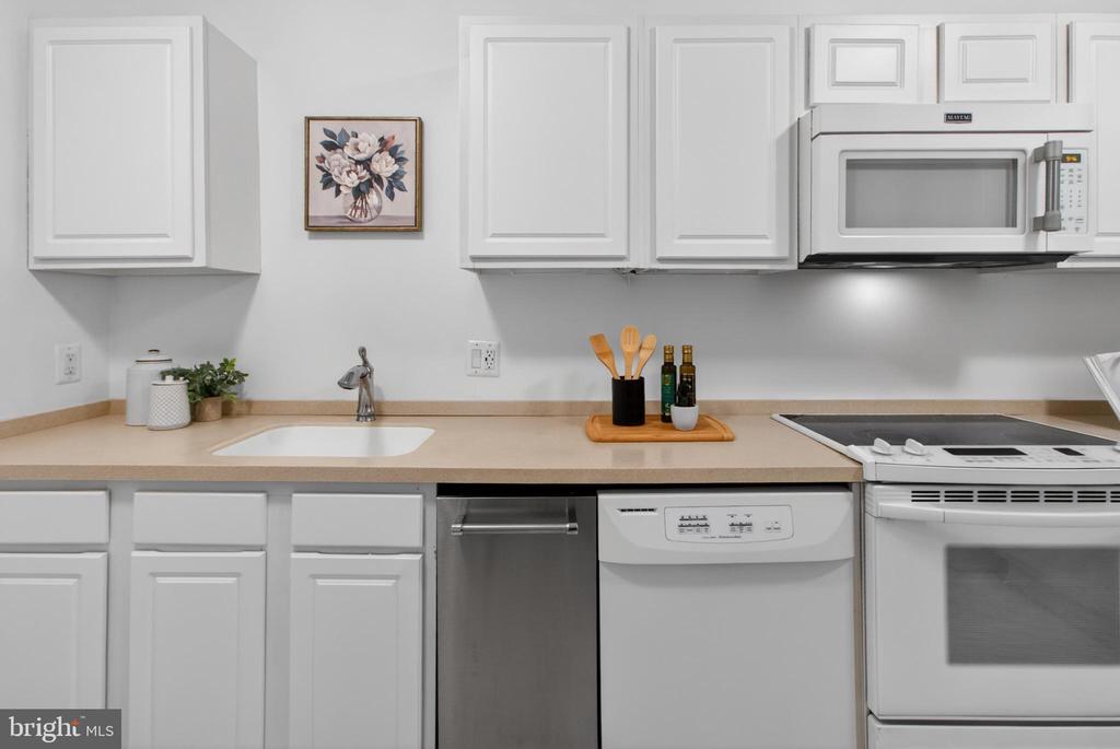 3297 SUTTON PLACE NW Unit: C