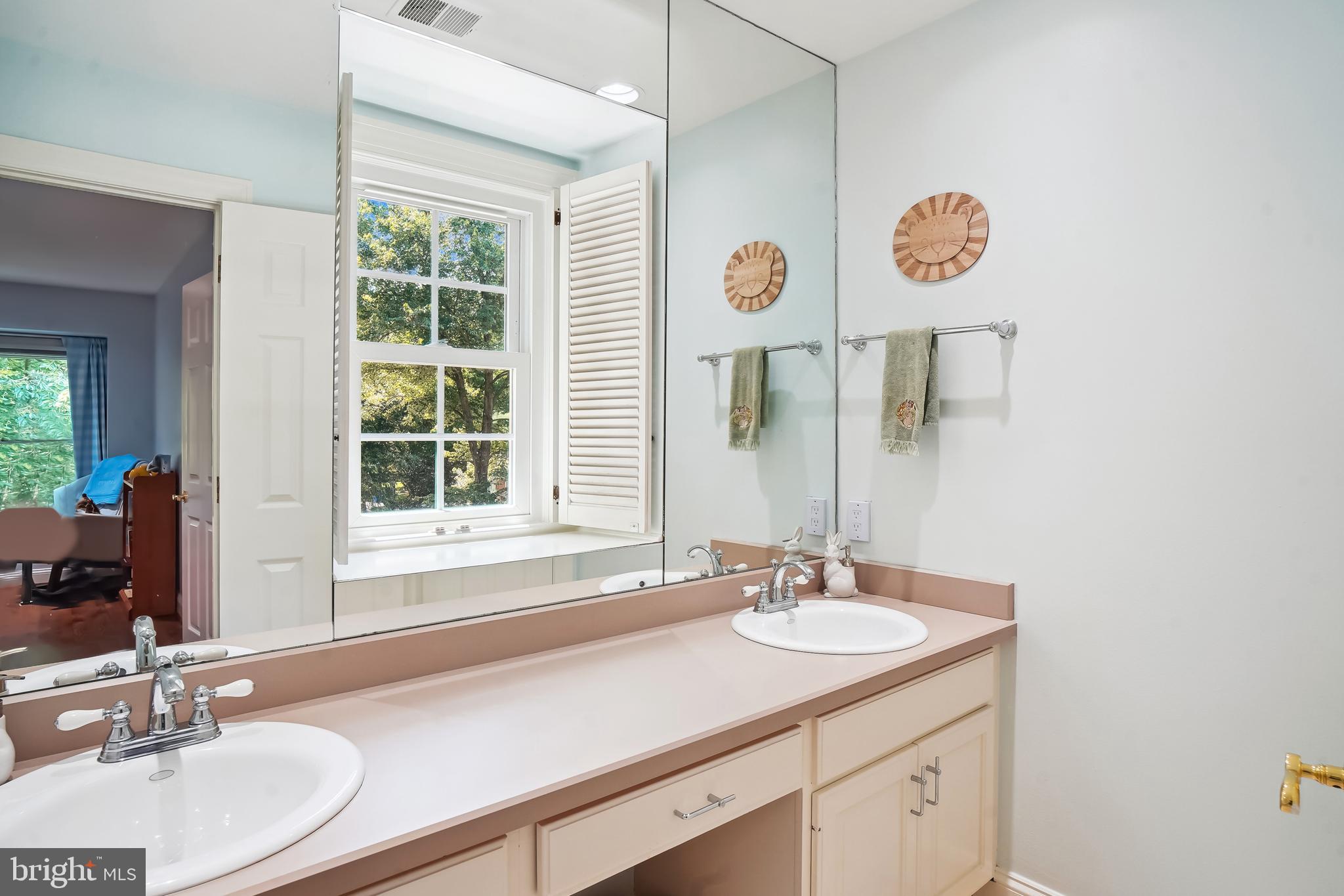 4 Town Gate Ct