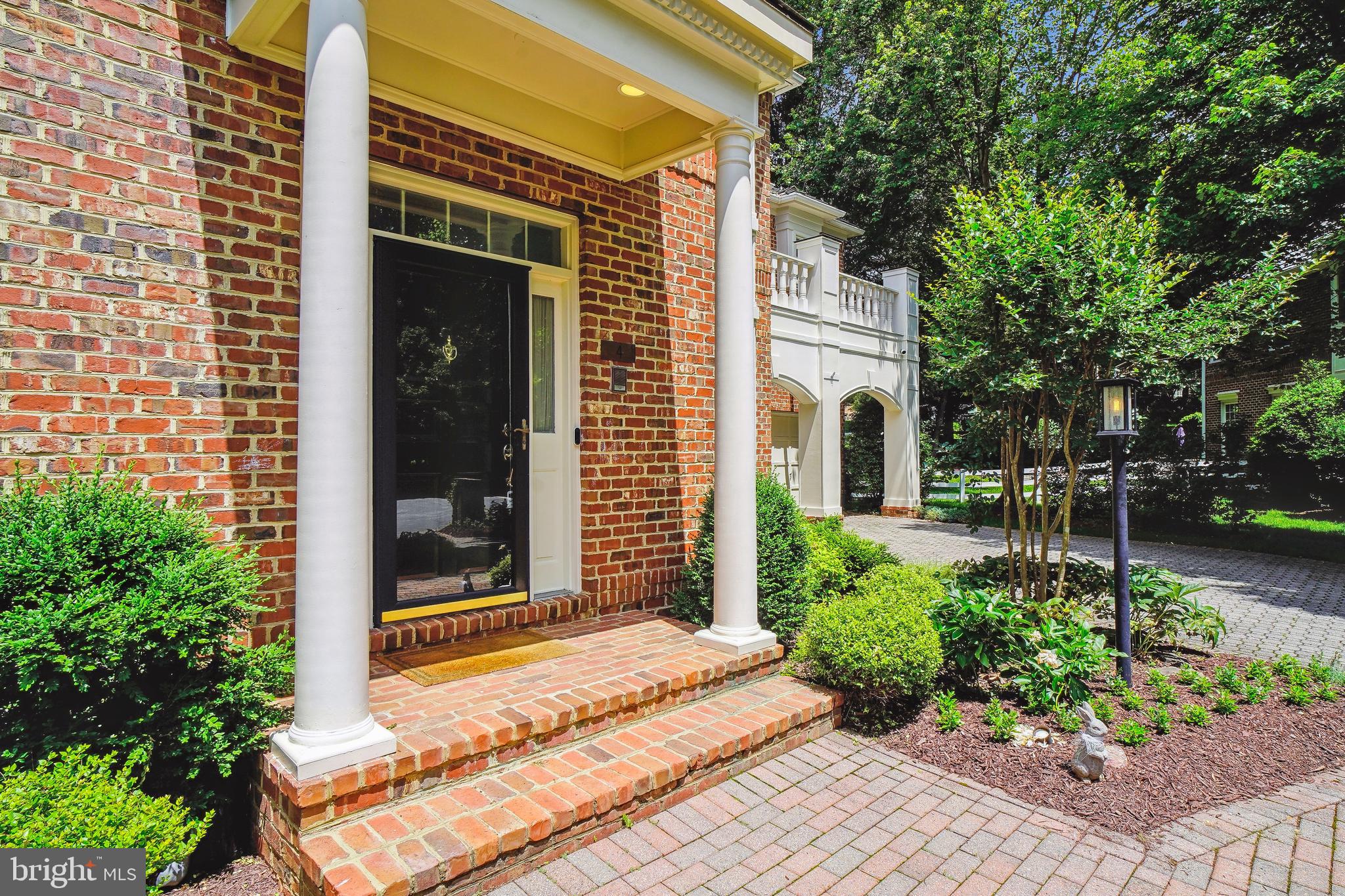 4 Town Gate Ct