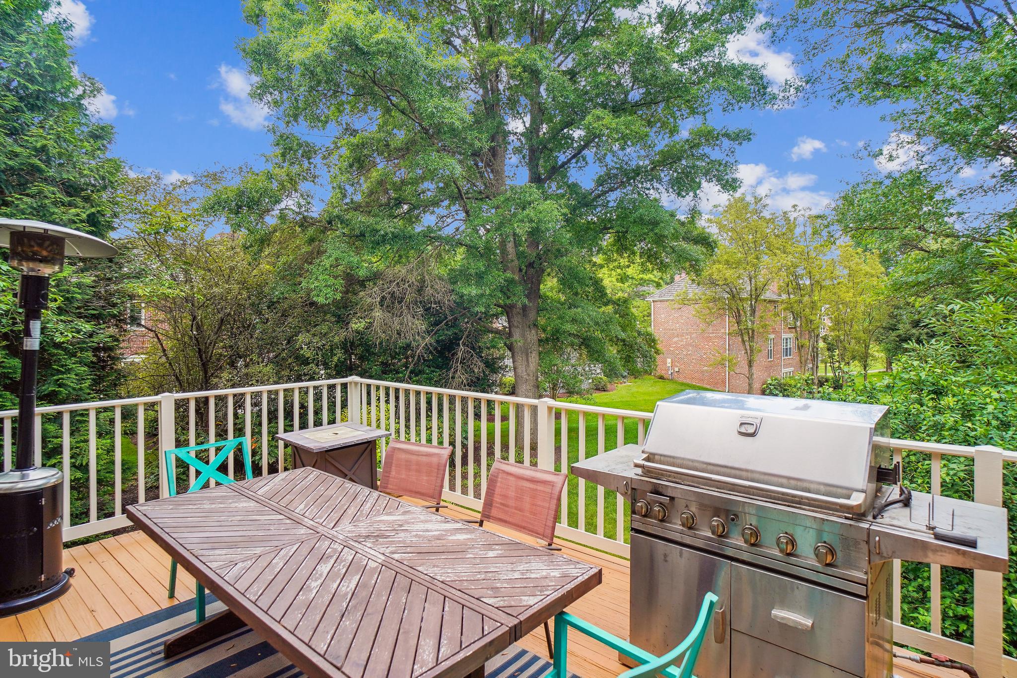 4 Town Gate Ct