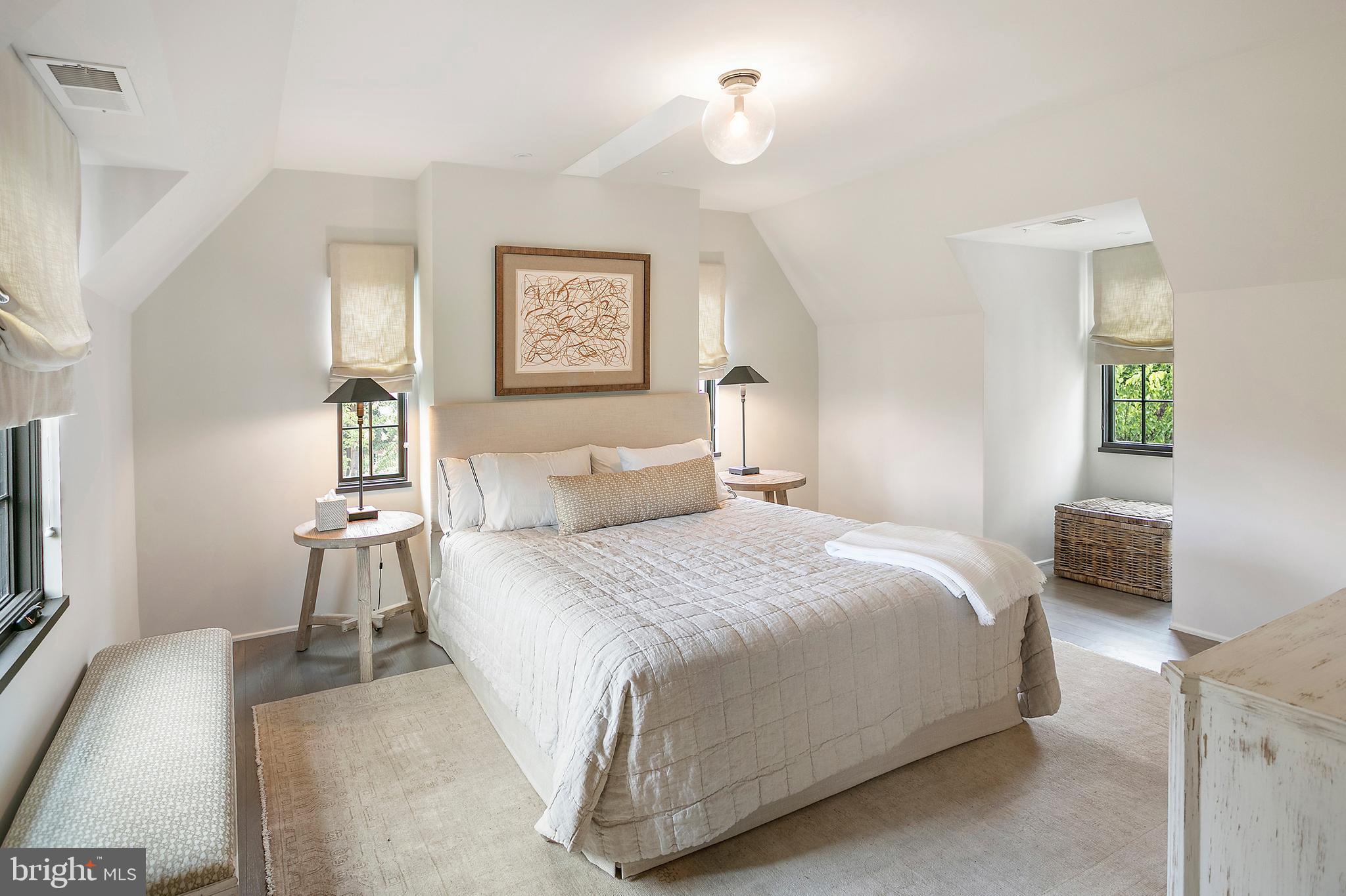 5205 WOODLAWN AVENUE