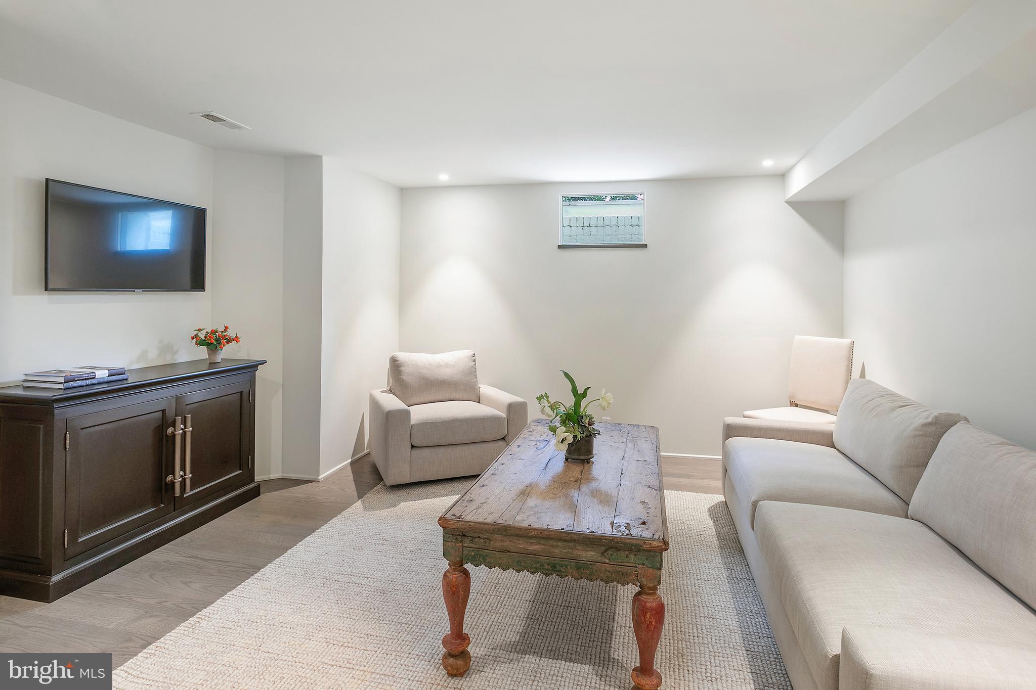 5205 WOODLAWN AVENUE