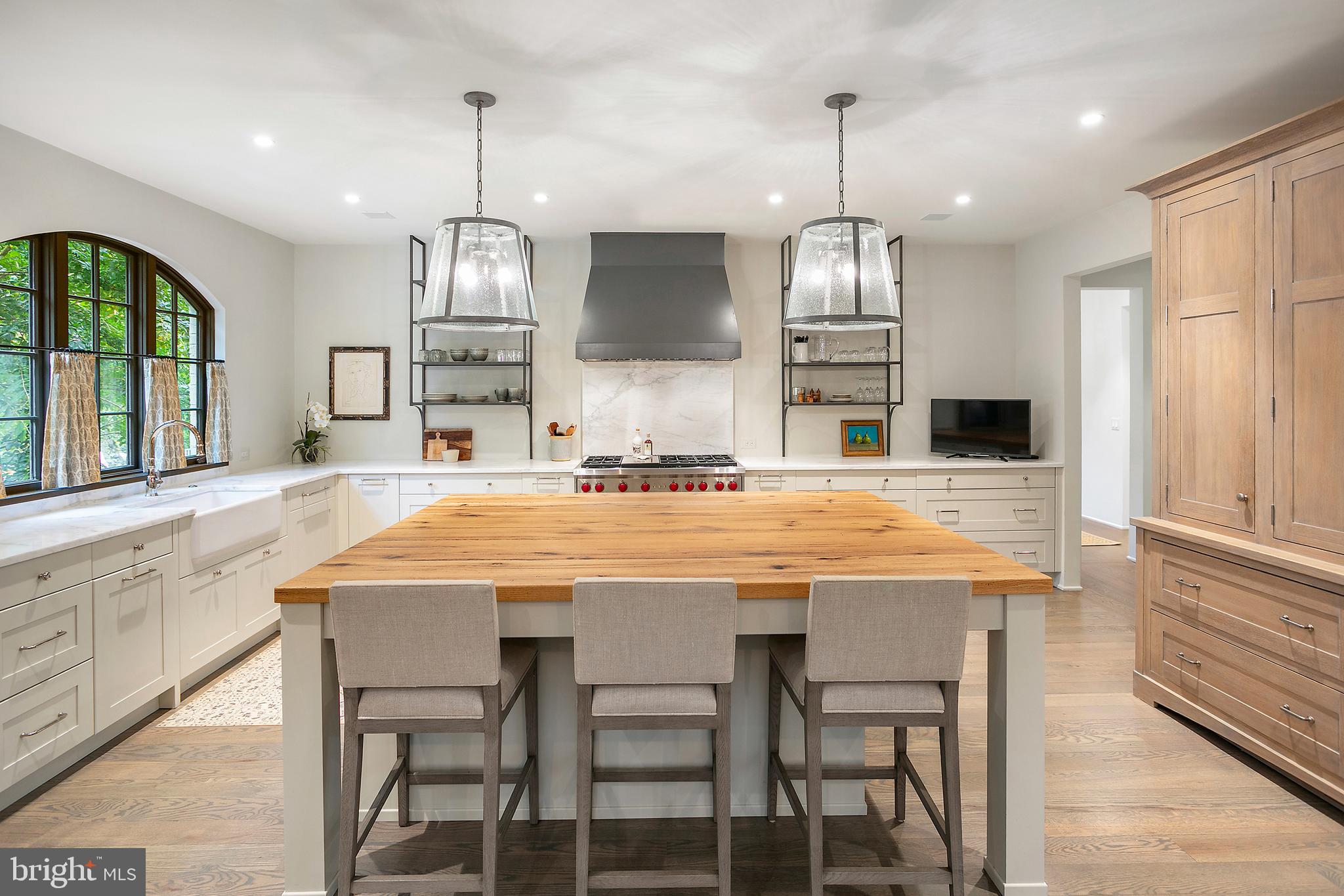 5205 WOODLAWN AVENUE