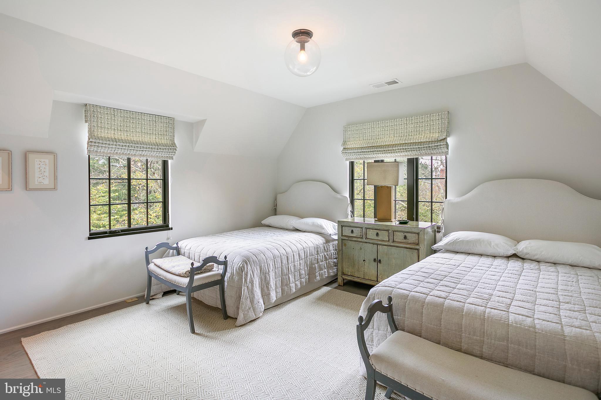 5205 WOODLAWN AVENUE