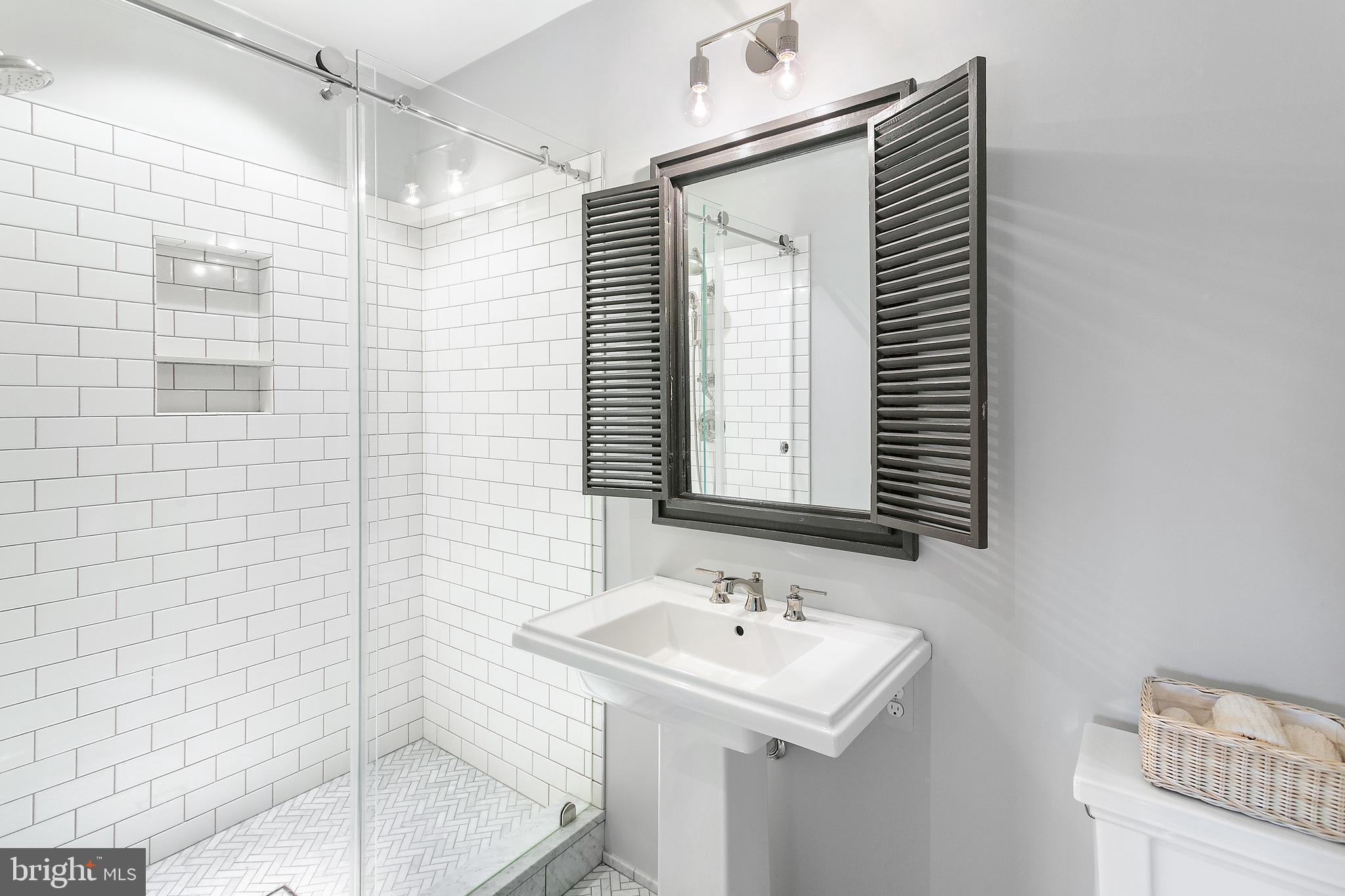 5205 WOODLAWN AVENUE