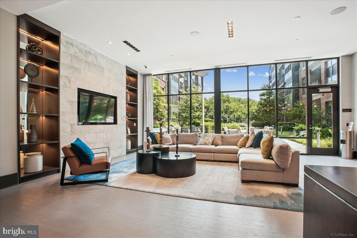 1761 OLD MEADOW ROAD 412