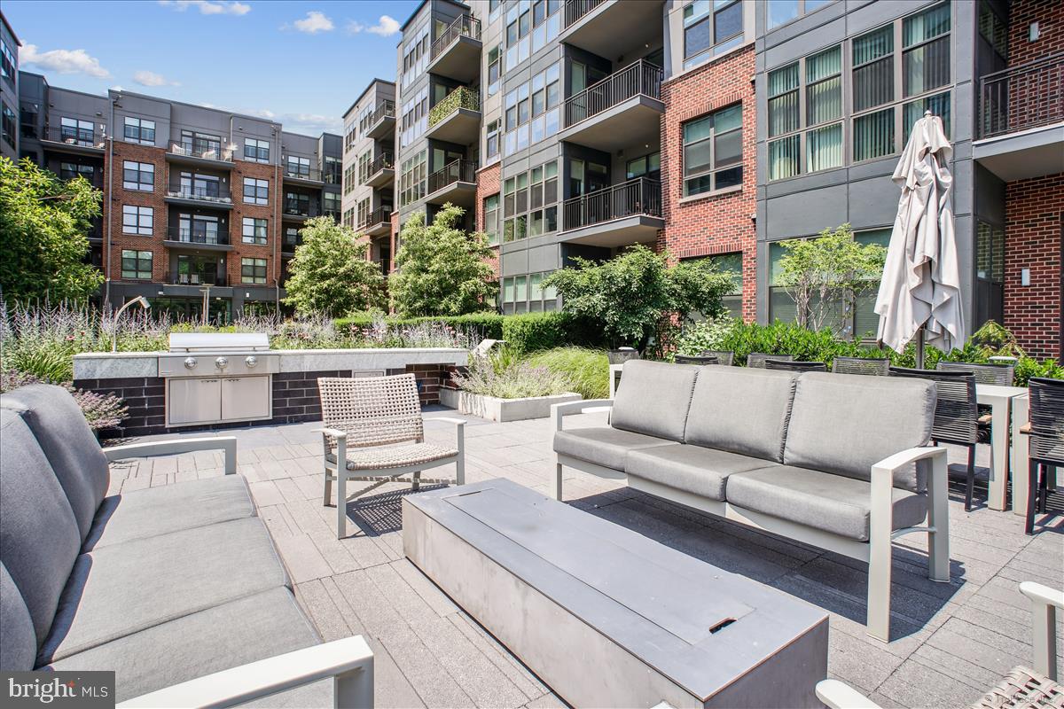 1761 OLD MEADOW ROAD 412