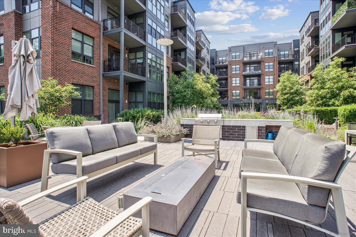 1761 OLD MEADOW ROAD 412