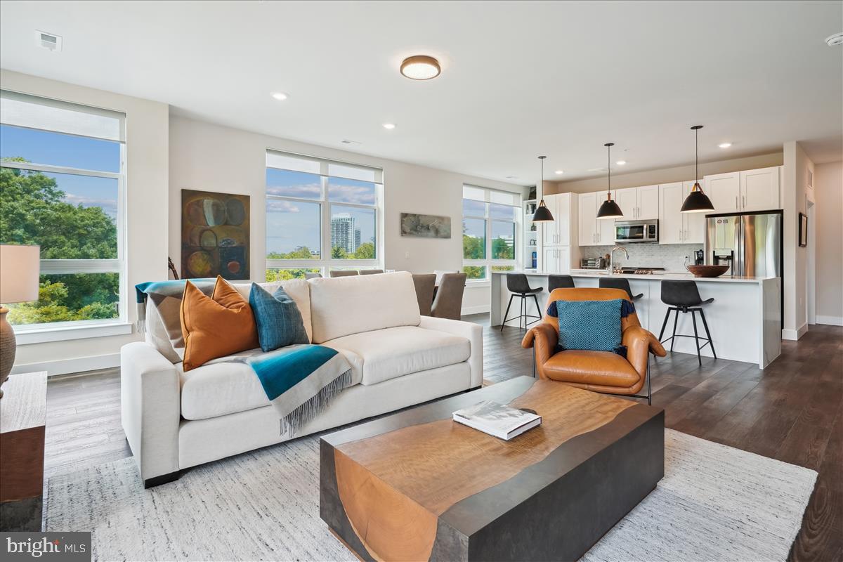 1761 OLD MEADOW ROAD 412