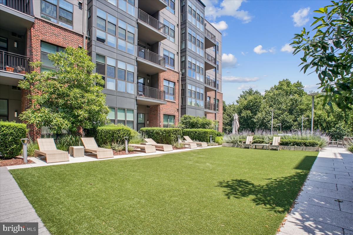 1761 OLD MEADOW ROAD 412