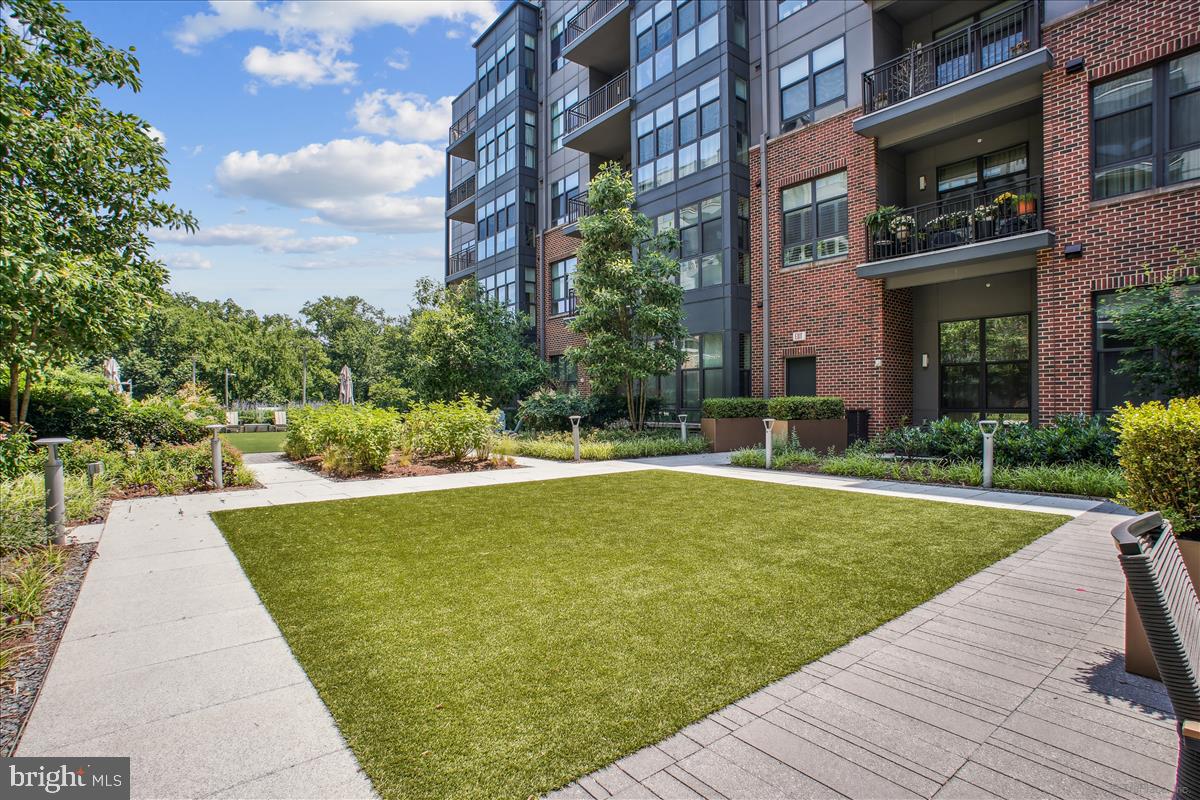 1761 OLD MEADOW ROAD 412