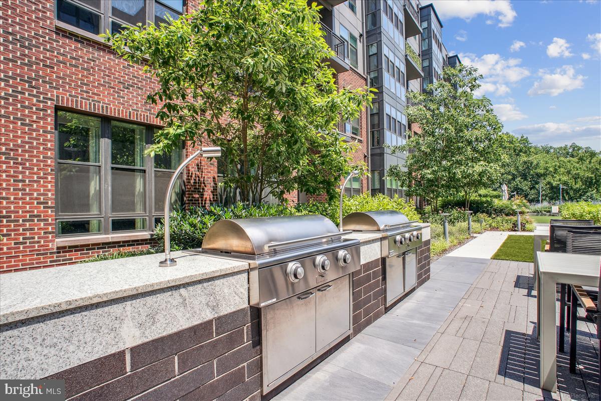 1761 OLD MEADOW ROAD 412