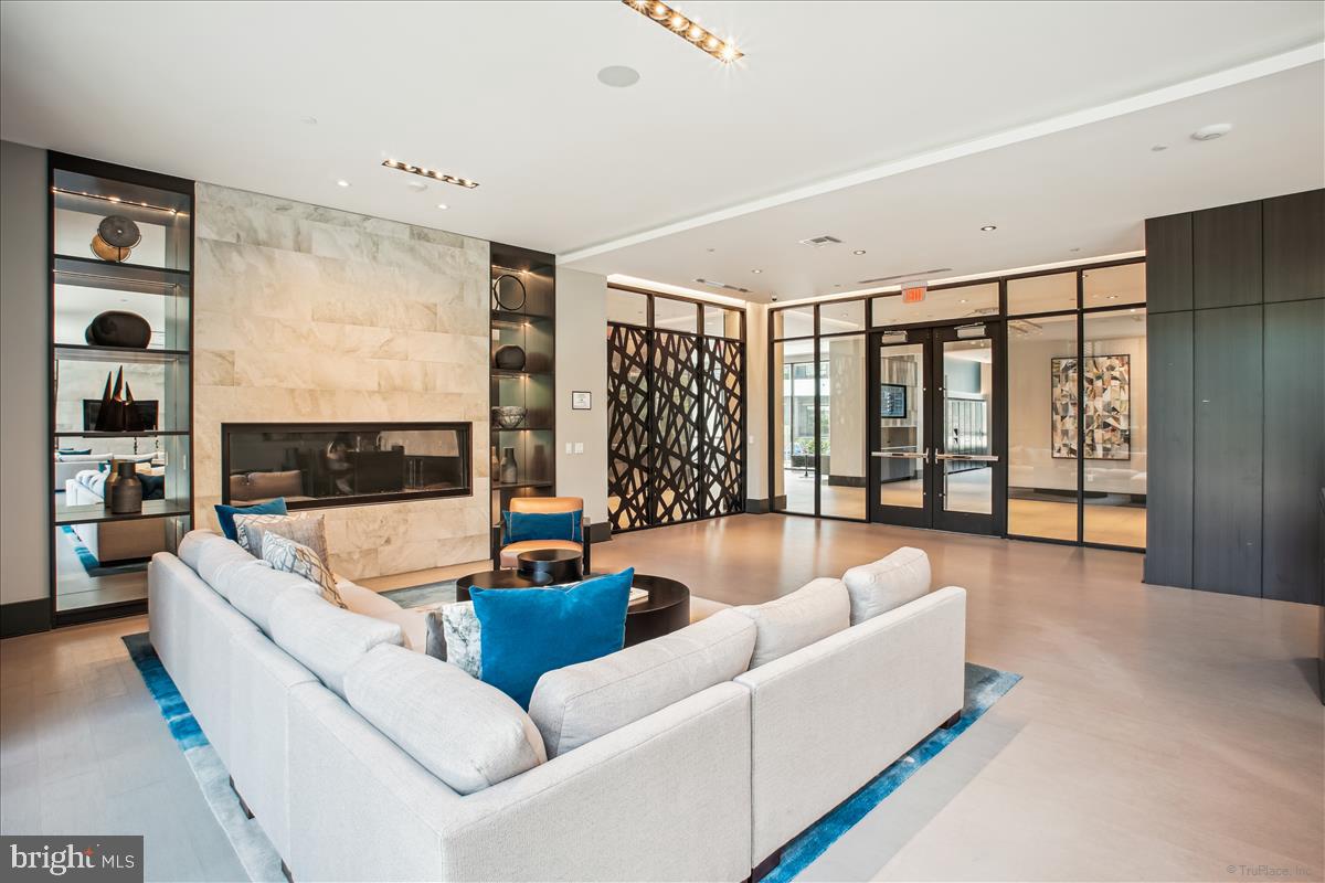 1761 OLD MEADOW ROAD 412