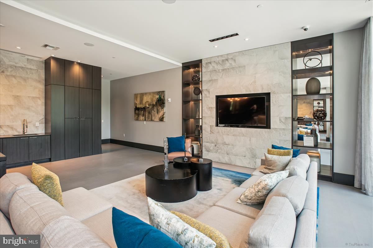 1761 OLD MEADOW ROAD 412