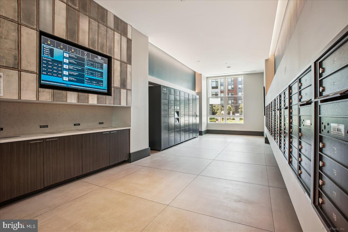 1761 OLD MEADOW ROAD 412