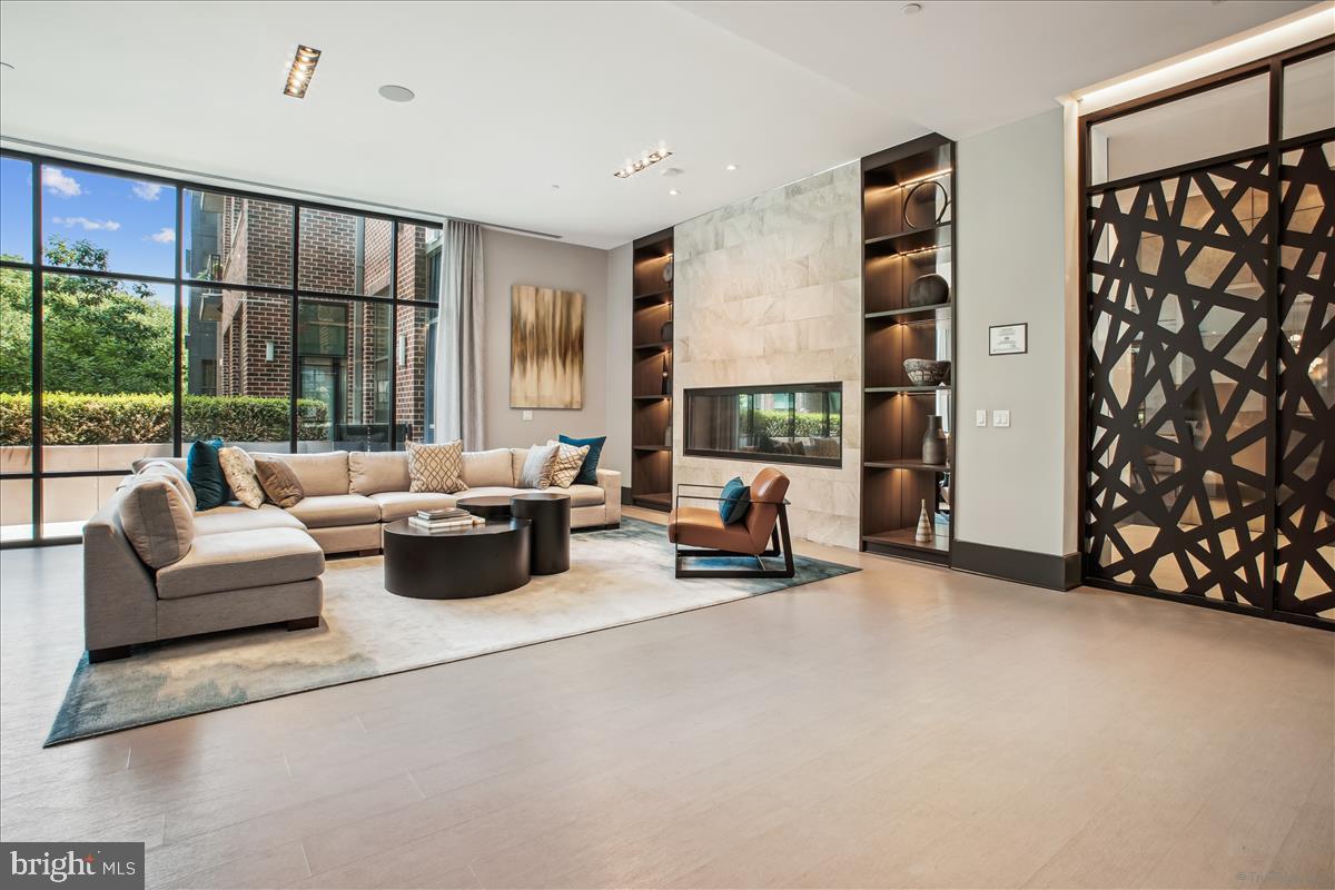 1761 OLD MEADOW ROAD 412