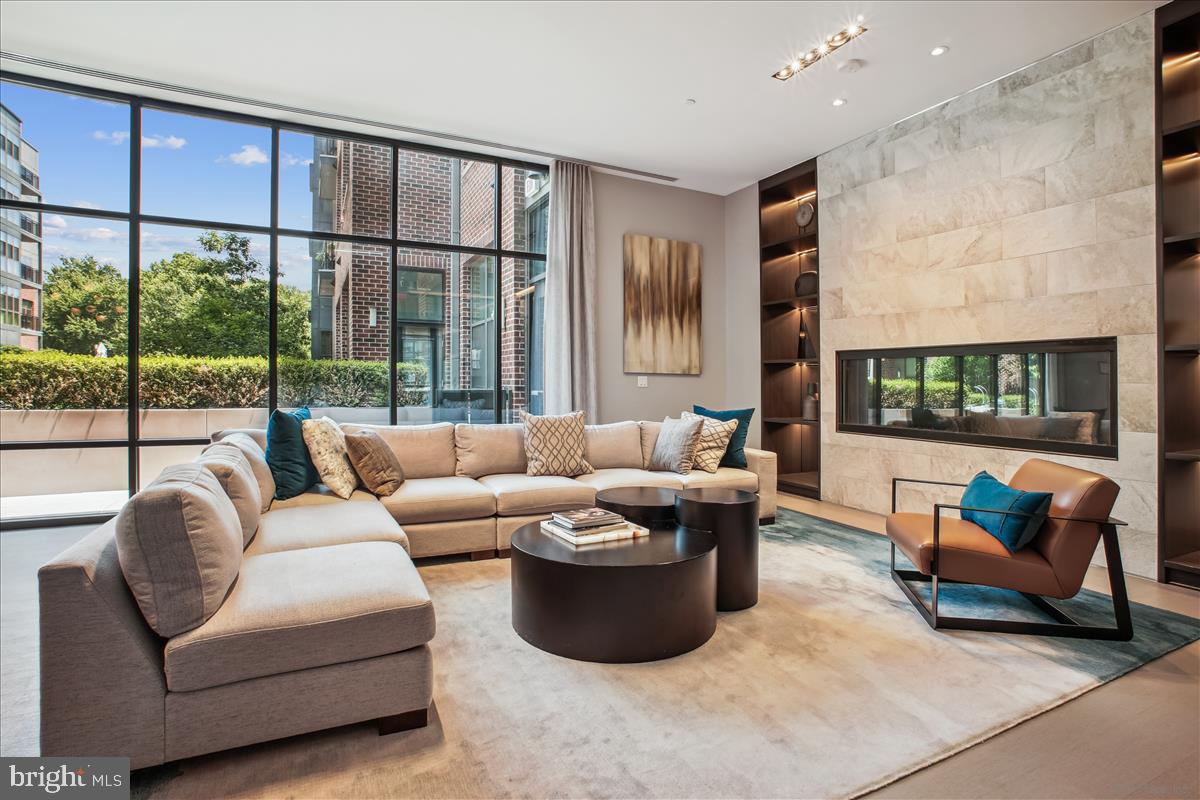 1761 OLD MEADOW ROAD 412