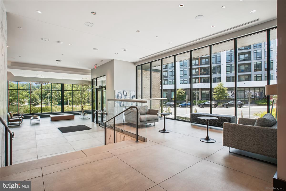 1761 OLD MEADOW ROAD 412