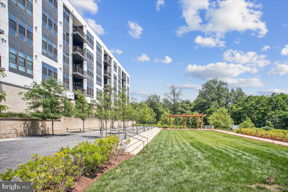 1761 OLD MEADOW ROAD 412