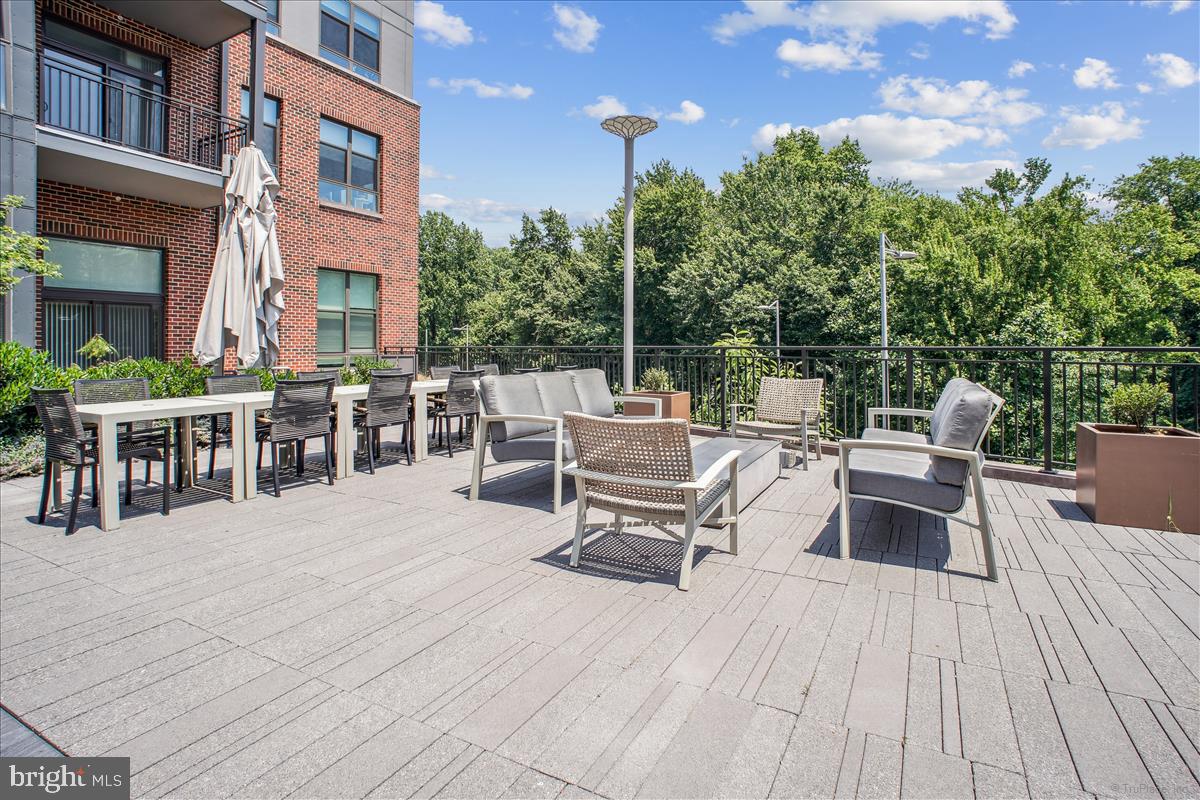 1761 OLD MEADOW ROAD 412