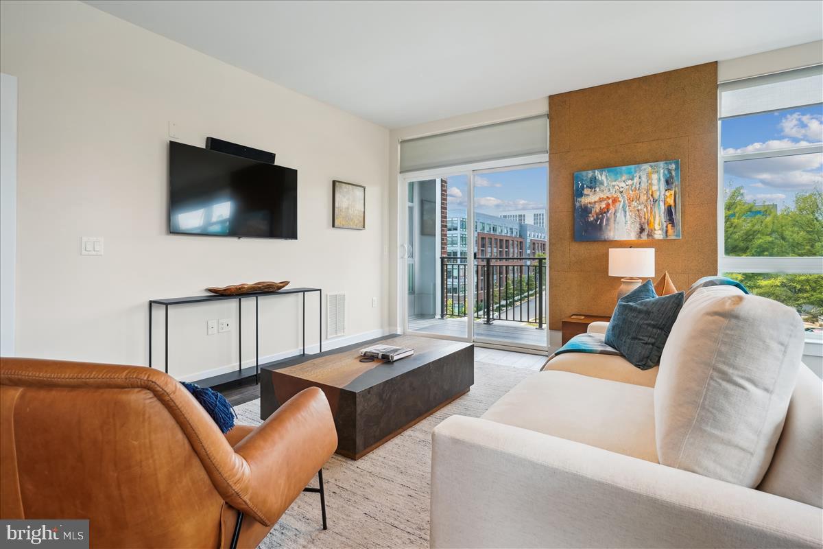 1761 OLD MEADOW ROAD 412