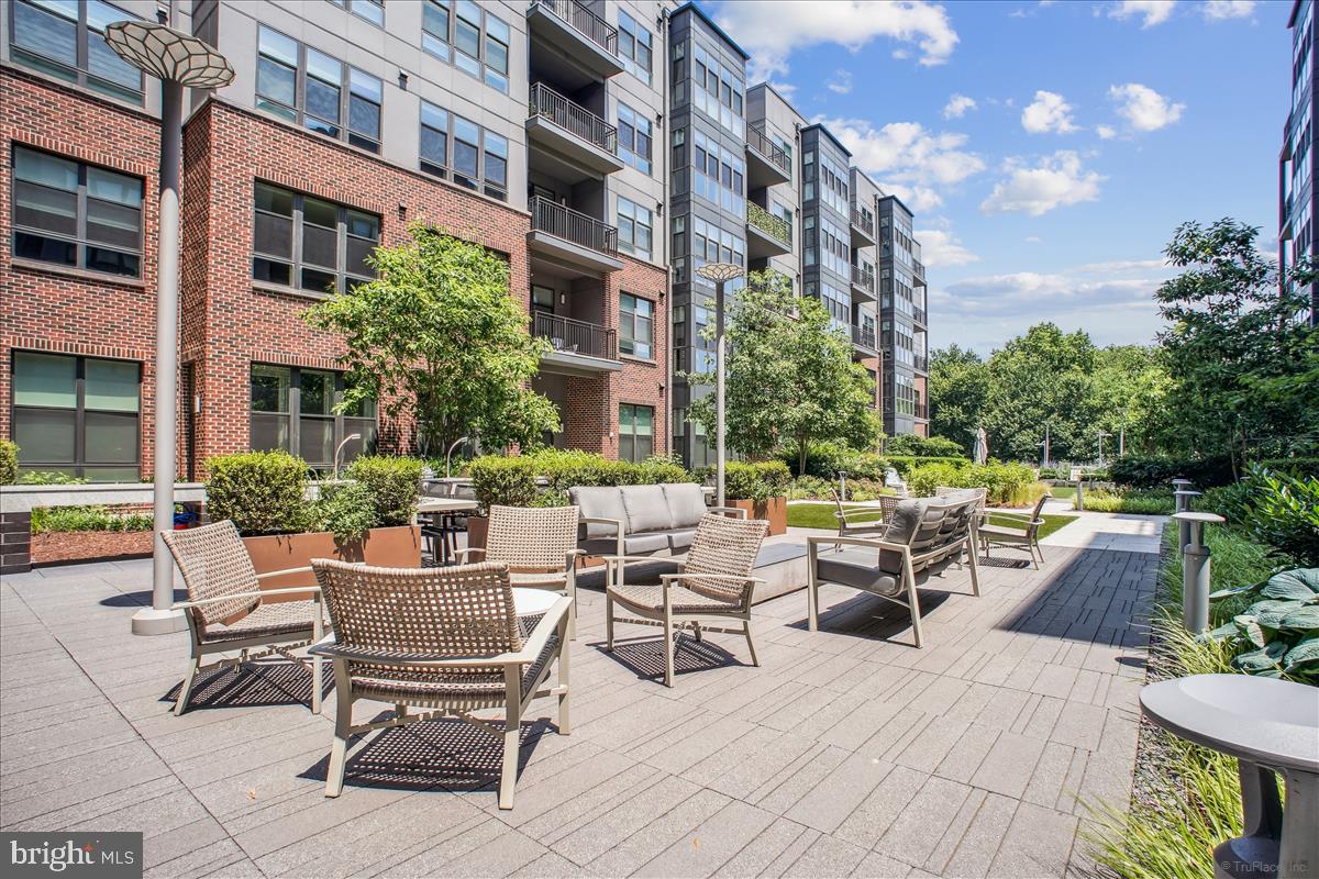 1761 OLD MEADOW ROAD 412