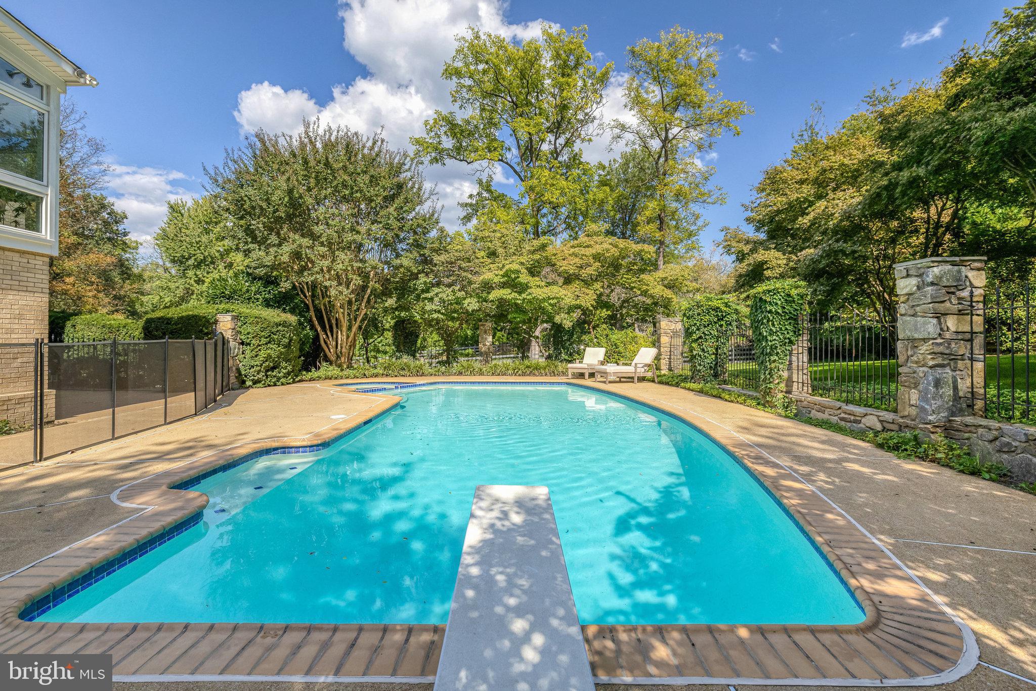 1107 SAVILE LANE
