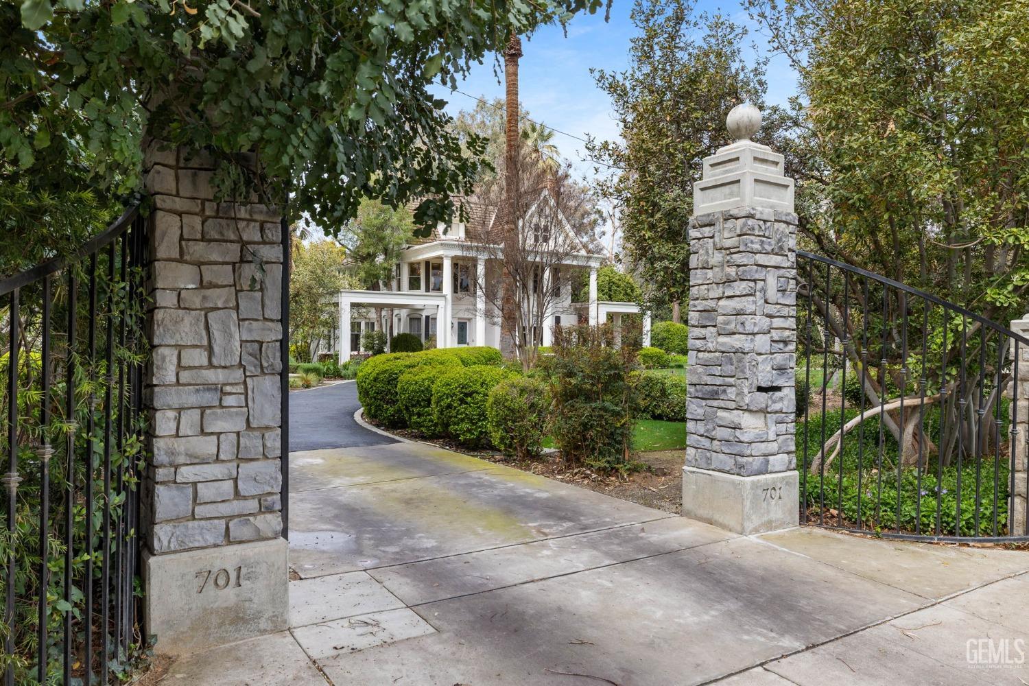 701 Oleander Avenue