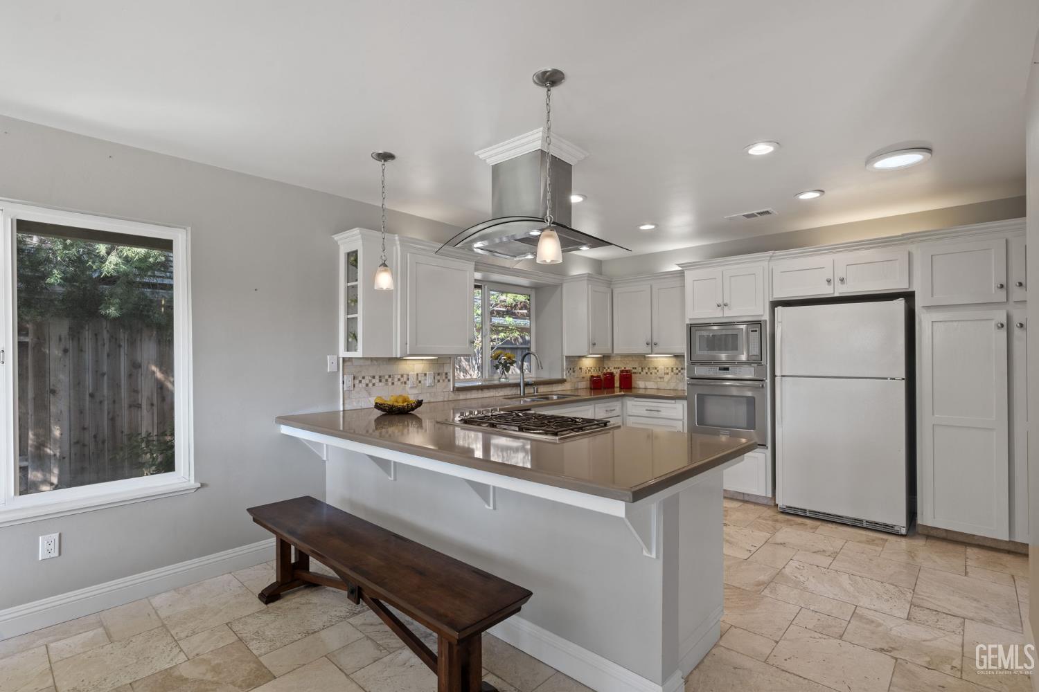 9413 Laurel Oak Way