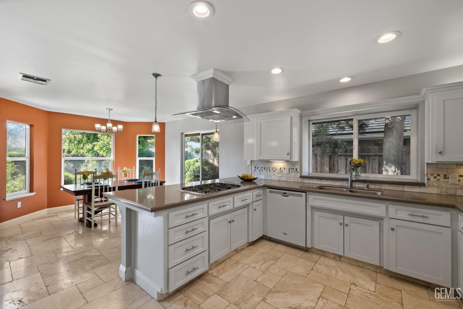 9413 Laurel Oak Way