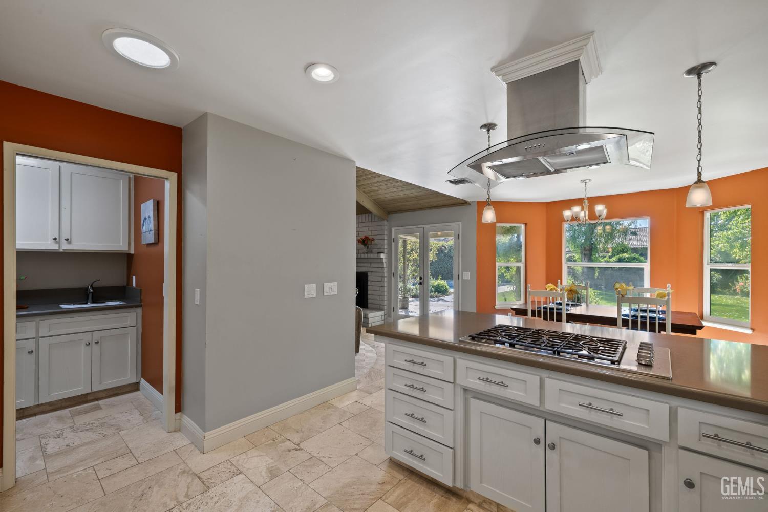 9413 Laurel Oak Way