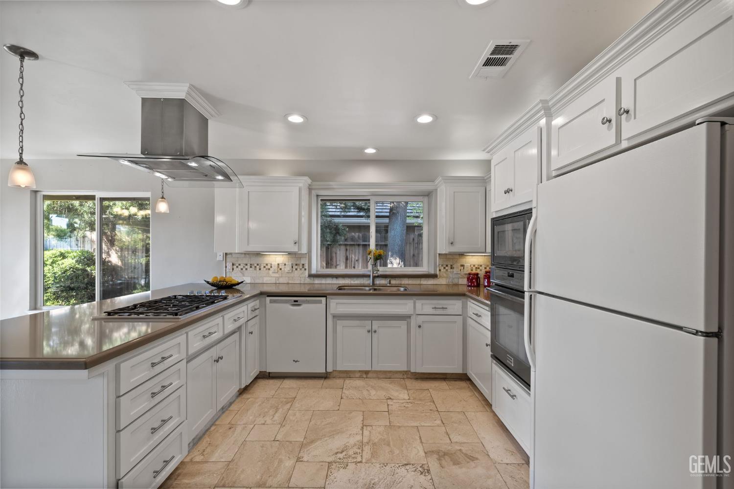 9413 Laurel Oak Way