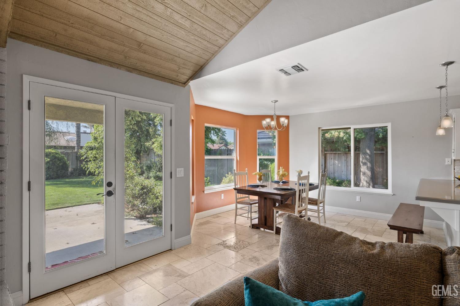 9413 Laurel Oak Way