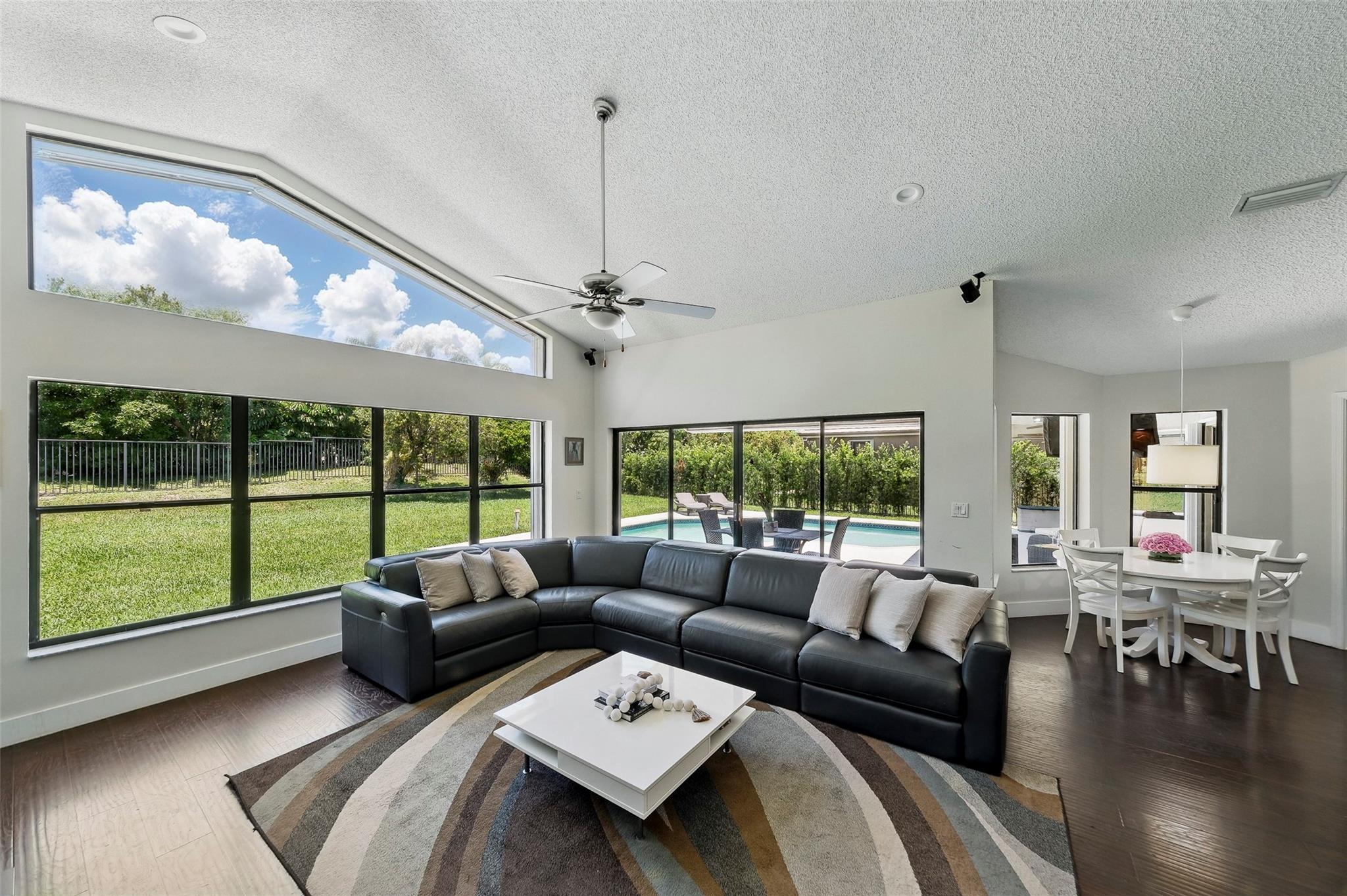 1119 Creekford Dr