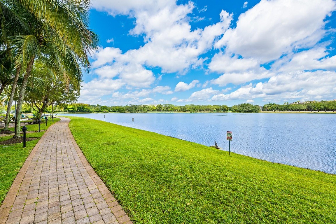 2641 N Flamingo Rd TH7