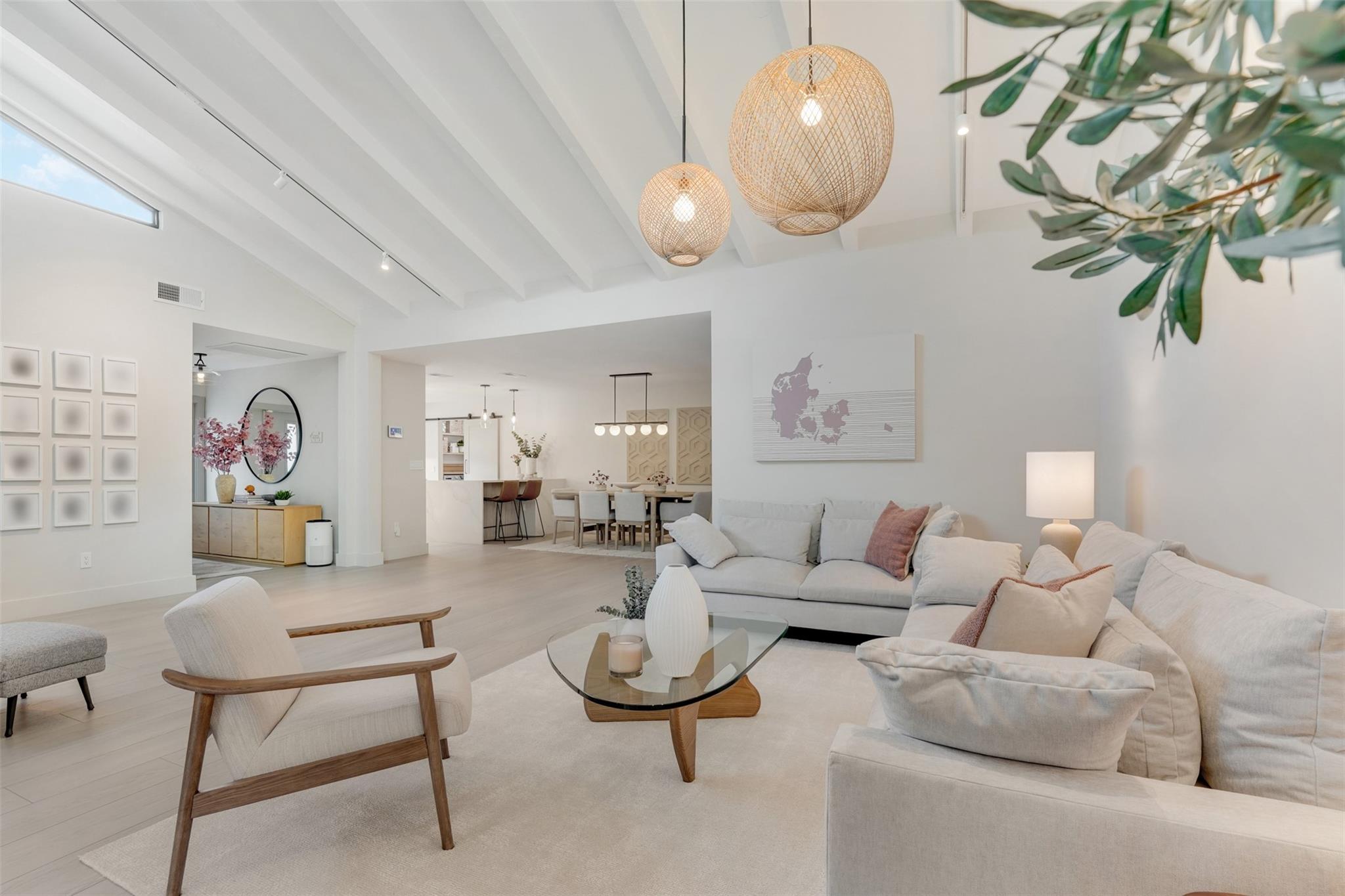 8569 Casa Del Lago