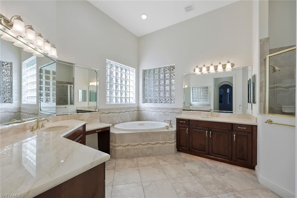 5616 Hammock Isles DR