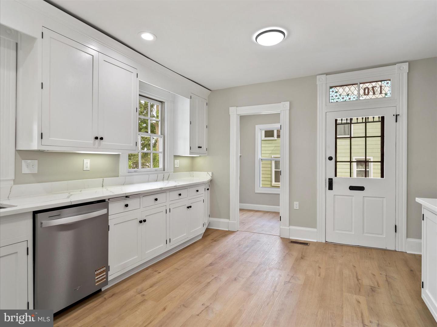 172 W Main St