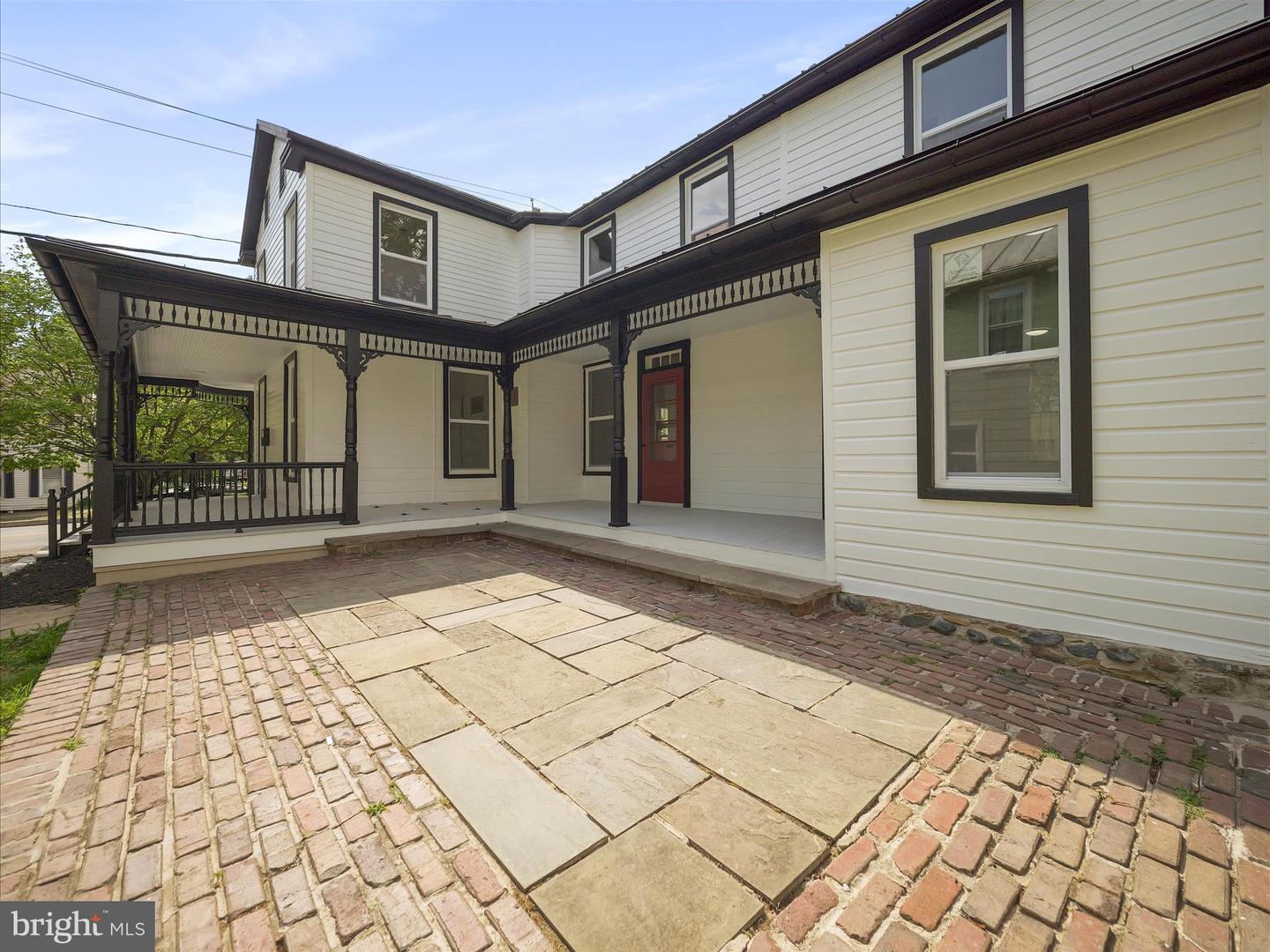 172 W Main St