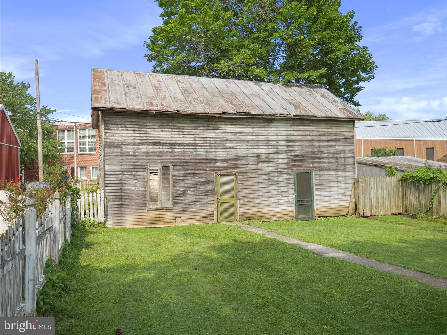 172 W Main St