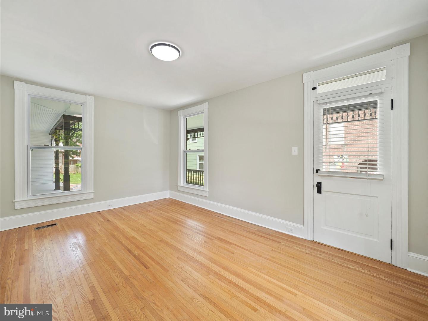 172 W Main St