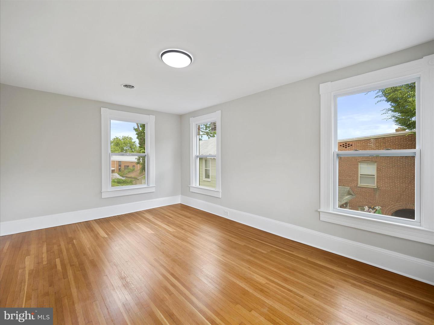 172 W Main St