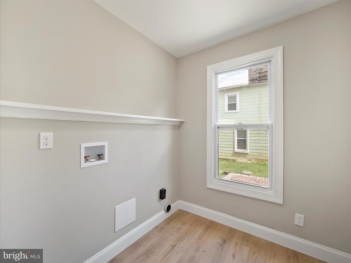 172 W Main St