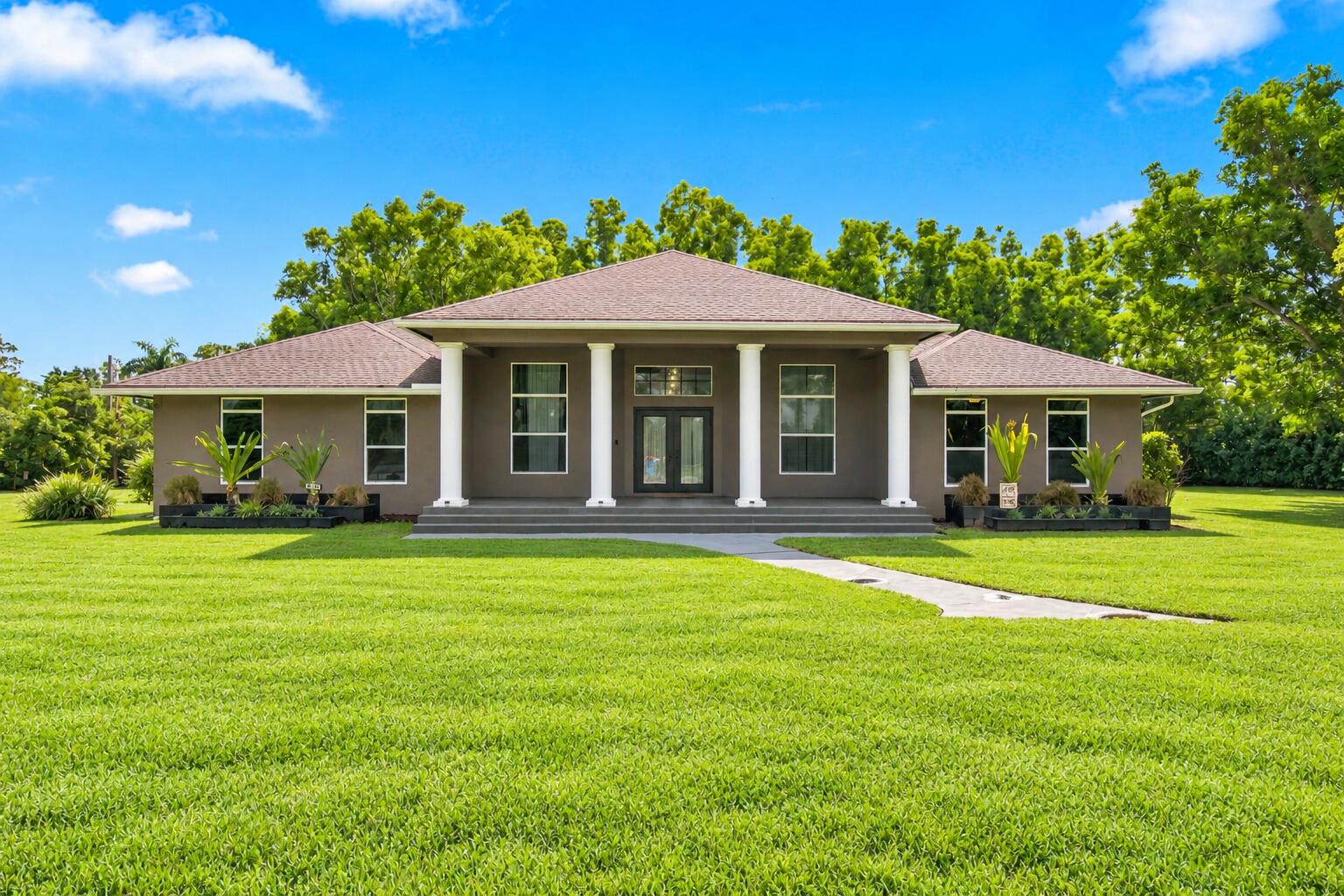 9176 190th Street N