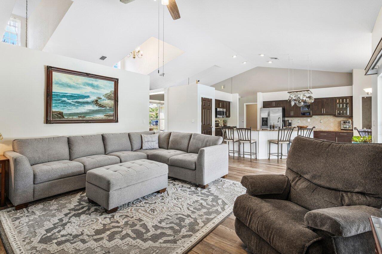 7166 Avocado Boulevard