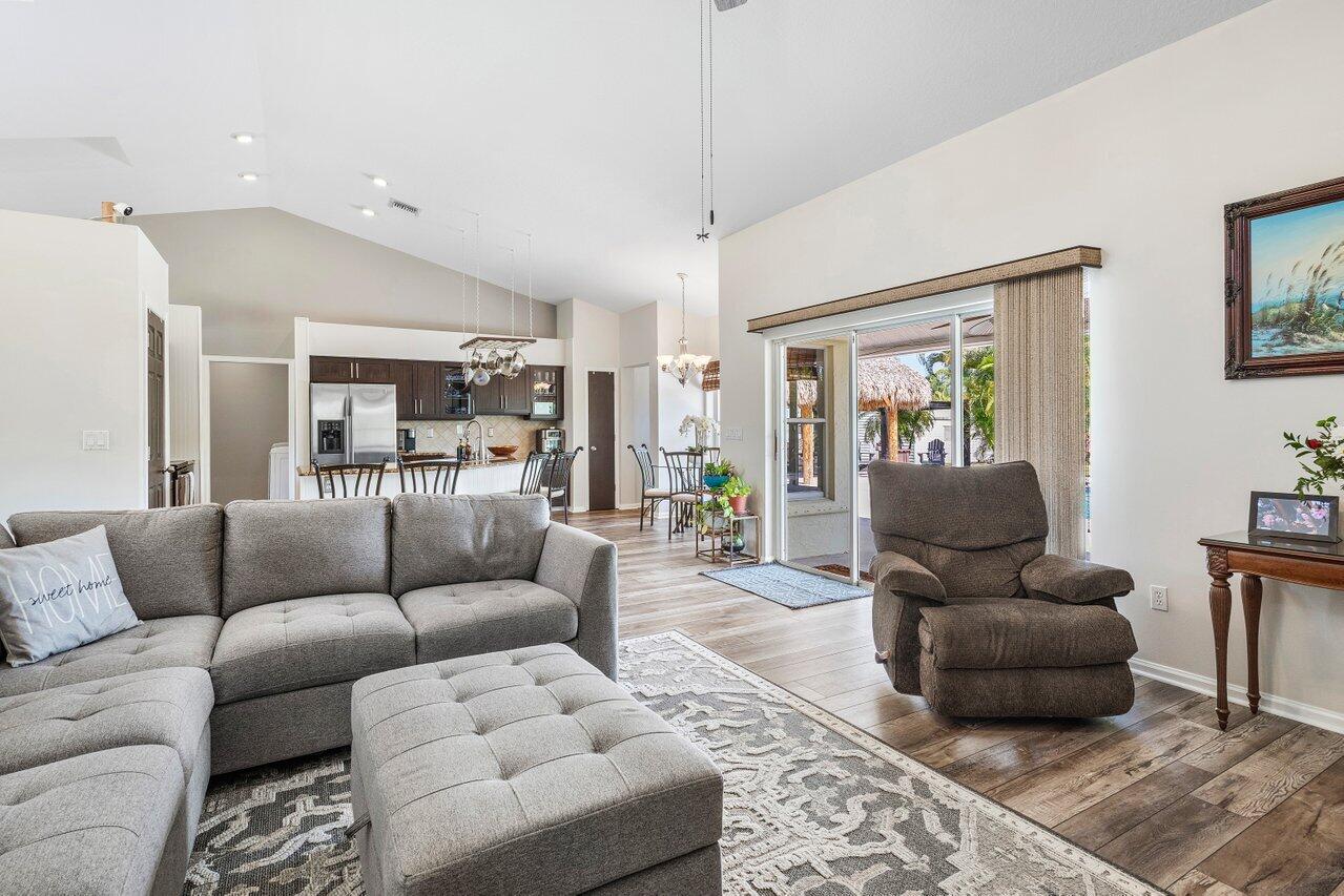 7166 Avocado Boulevard