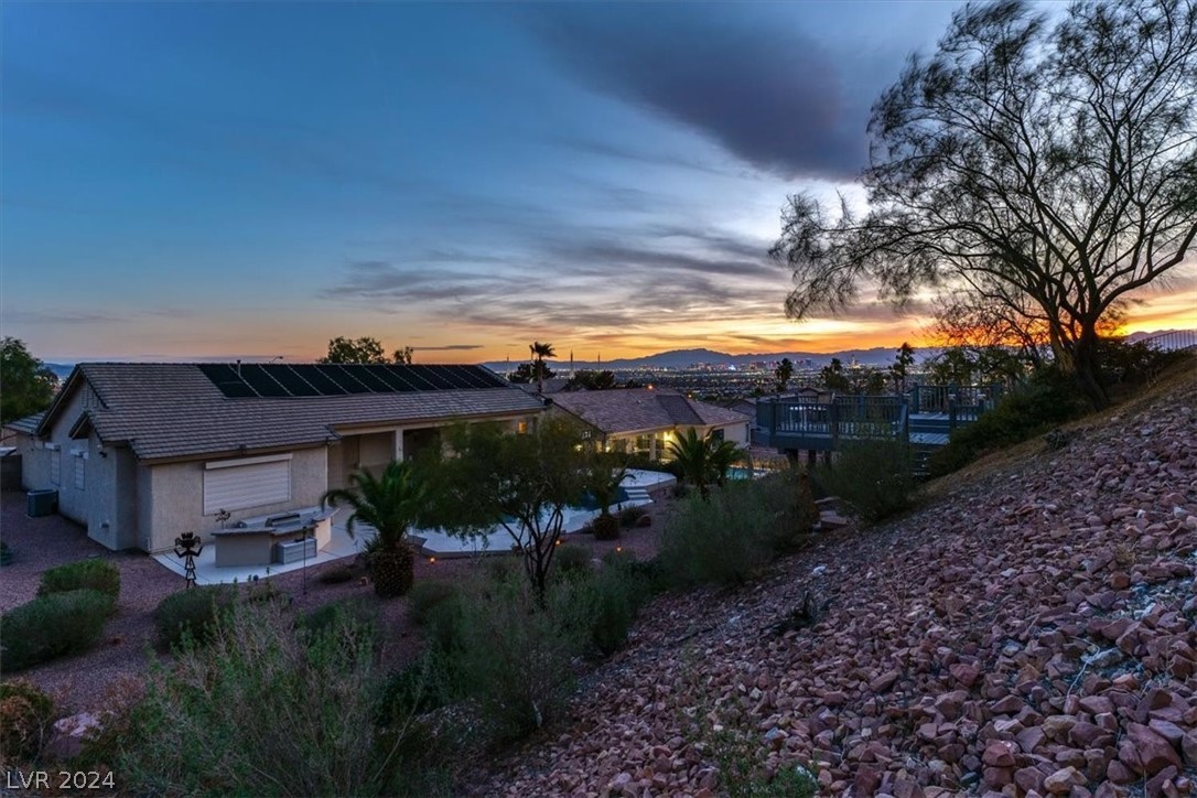 7092 Valley Nails Lane