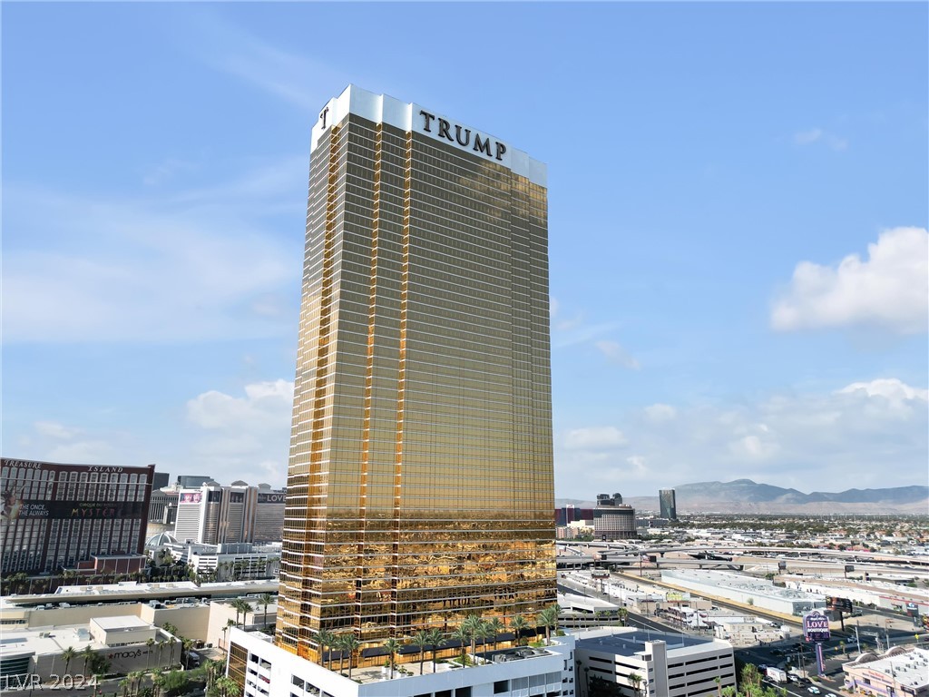 2000 North Fashion Show Drive 4303