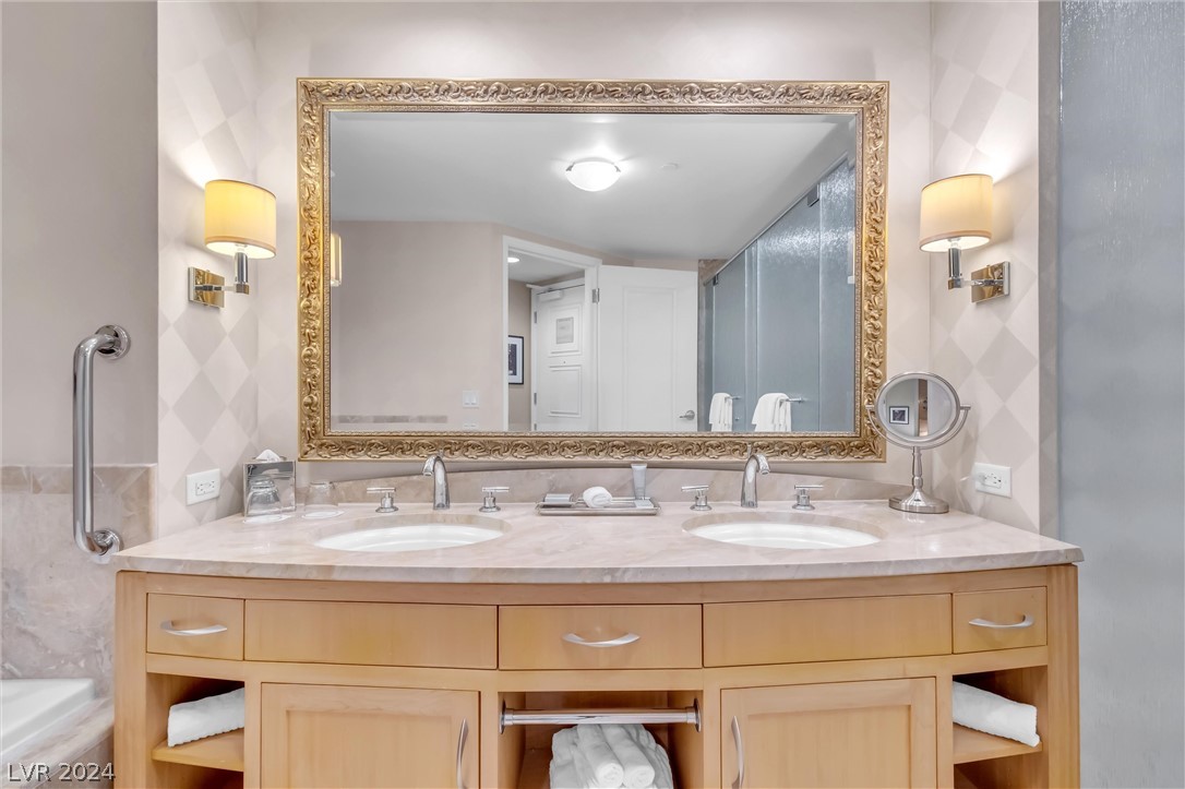 2000 North Fashion Show Drive 4303