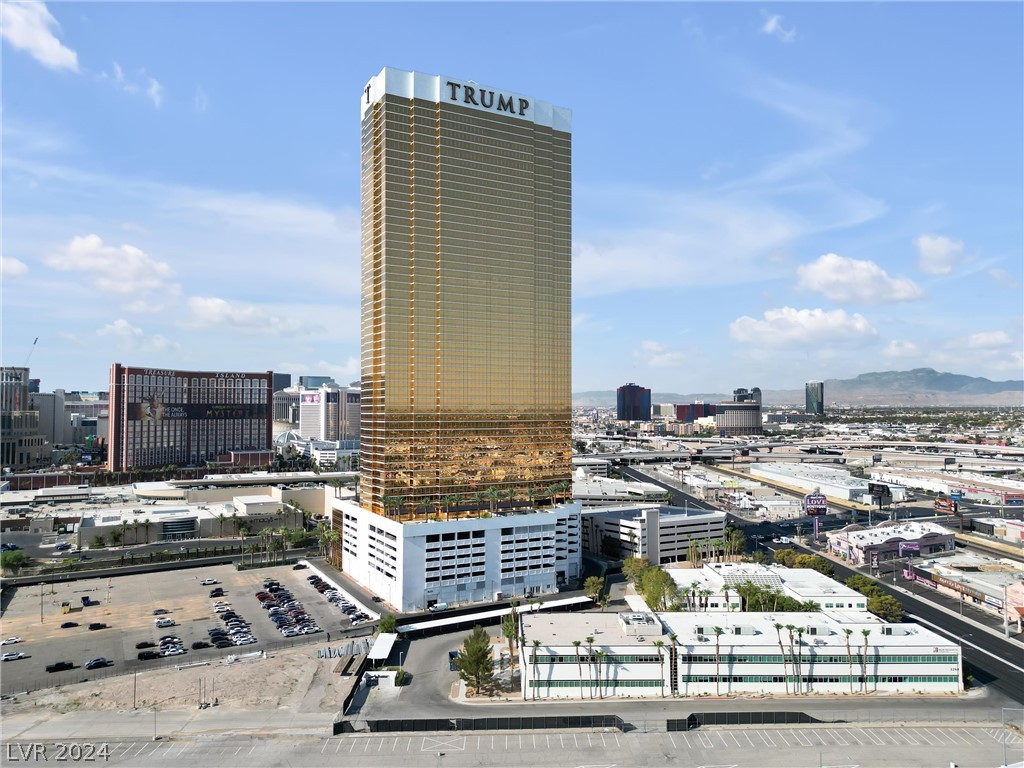 2000 North Fashion Show Drive 4303